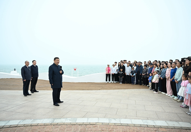 5月22日至24日，中共中央總書(shū)記、國(guó)家主席、中央軍委主席習(xí)近平在山東考察。這是22日下午，習(xí)近平在日照市陽(yáng)光海岸綠道同市民和游客親切交流。