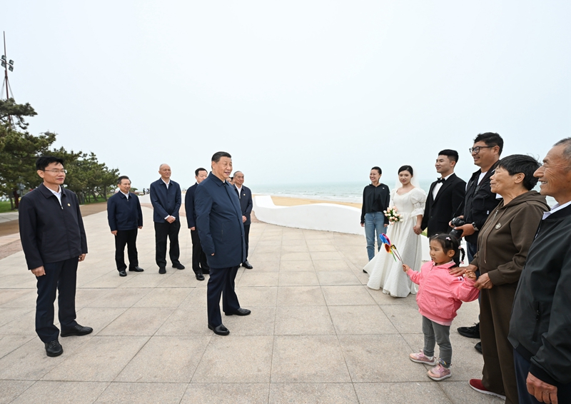 5月22日至24日，中共中央總書(shū)記、國(guó)家主席、中央軍委主席習(xí)近平在山東考察。這是22日下午，習(xí)近平在日照市陽(yáng)光海岸綠道同市民親切交流。